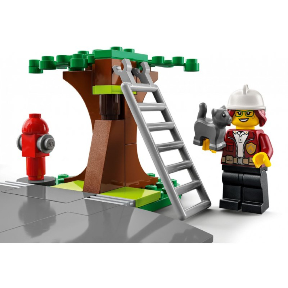 Конструктор LEGO City Пожарное депо 540 деталей (60320)