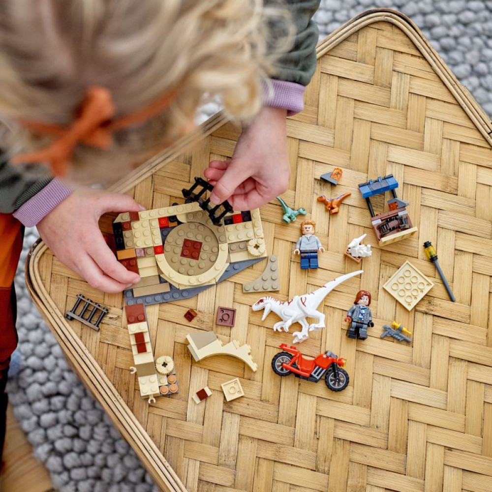 Конструктор LEGO Jurassic World Преследование атроцираптора на мотоцикле 169 деталей (76945)