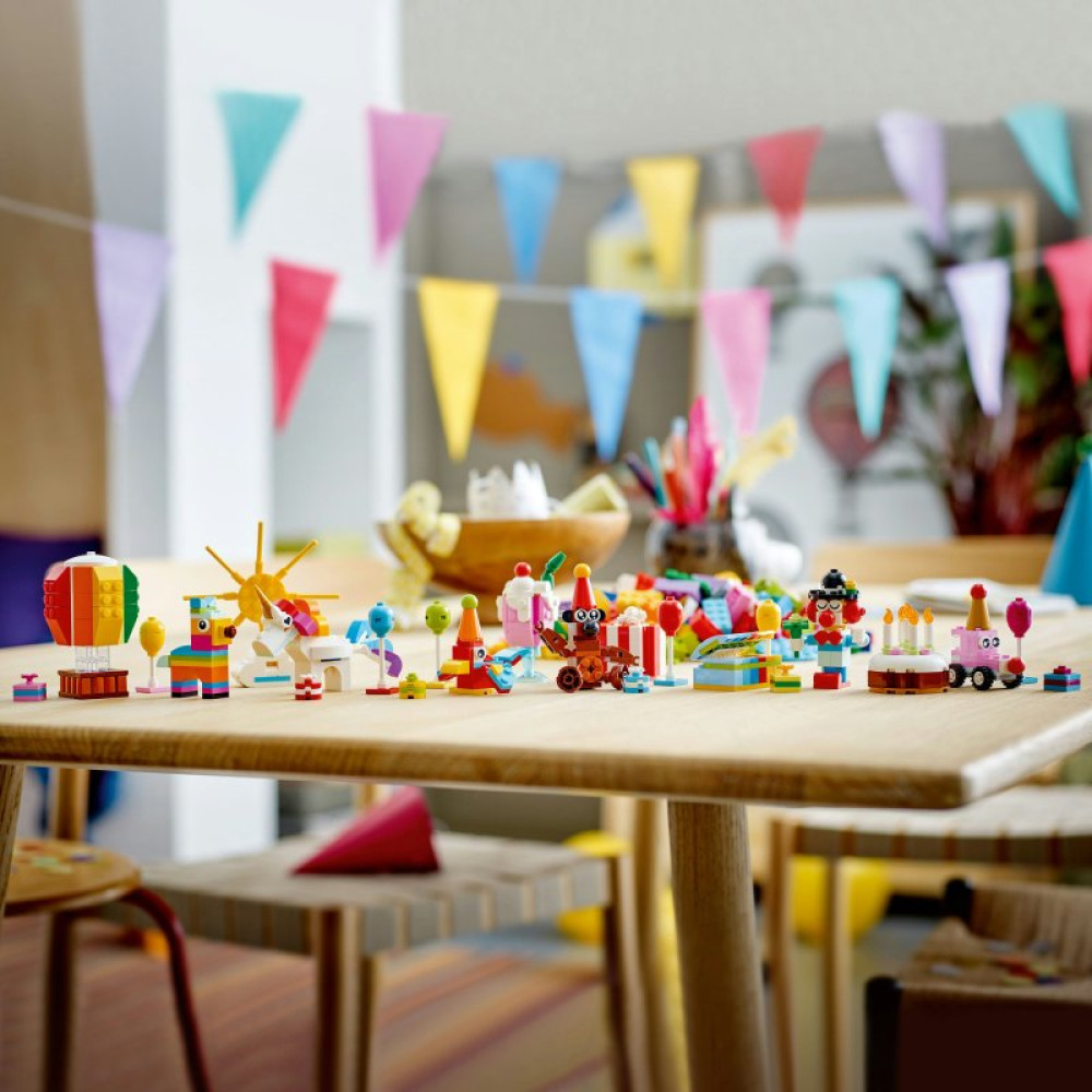 Конструктор LEGO Classic Творческая праздничная коробка 900 деталей (11029)