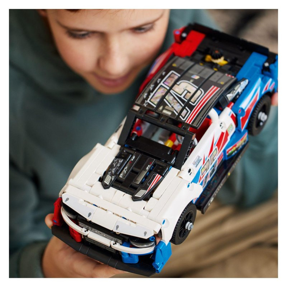 Конструктор LEGO Technic NASCAR Next Gen Chevrolet Camaro ZL1 672 деталі (42153)