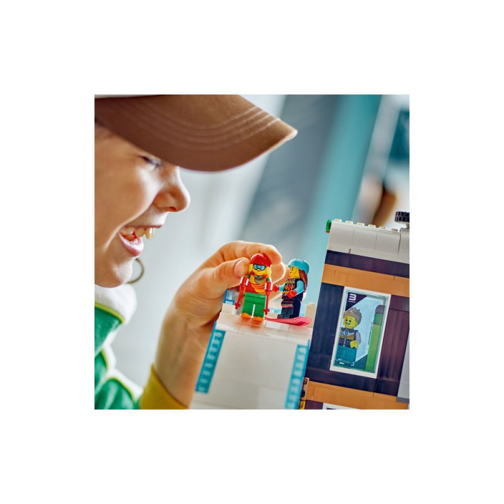 Конструктор LEGO City Горнолыжный и скалолазный центр 1045 деталей (60366)