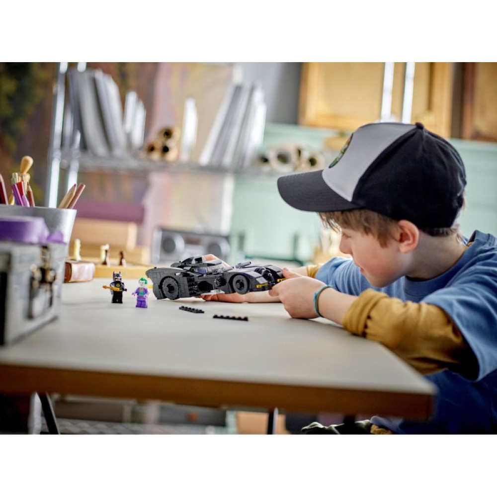 Конструктор LEGO DC Batman Бэтмобиль: Преследование. Бэтмен против Джокера (76224)