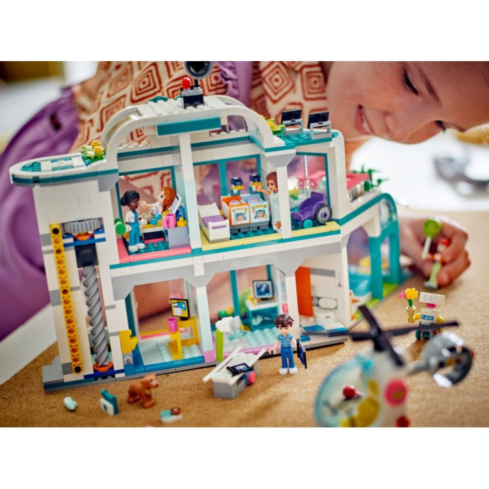 Конструктор LEGO Friends Больница в Хартлейк-Сити 1045 деталей (42621) Конструктор LEGO Friends Больница в Хартлейк-Сити 1045 деталей (42621)
