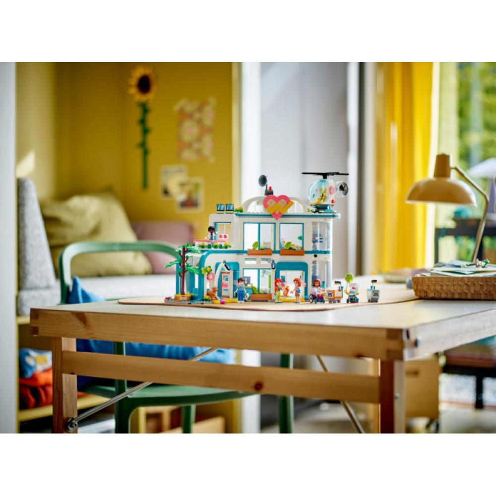 Конструктор LEGO Friends Больница в Хартлейк-Сити 1045 деталей (42621) Конструктор LEGO Friends Больница в Хартлейк-Сити 1045 деталей (42621)