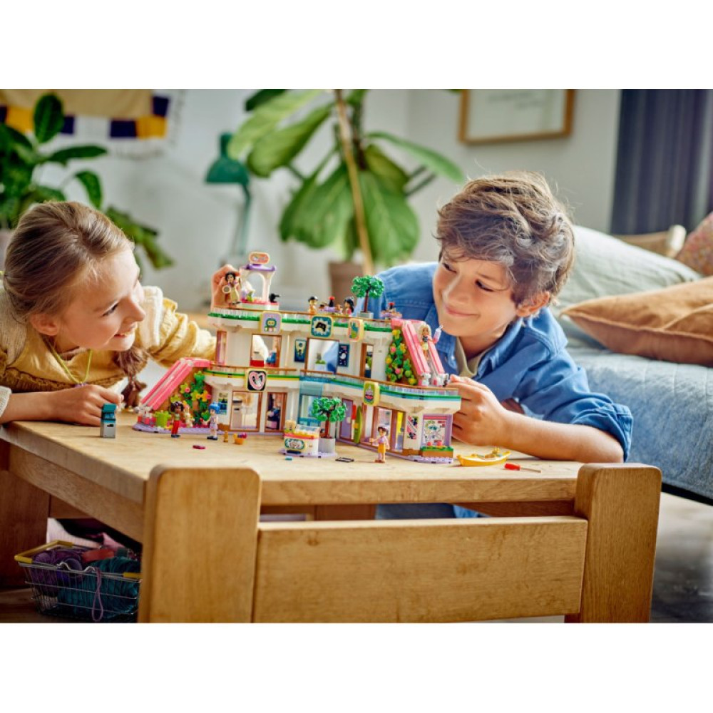 Конструктор LEGO Friends Торговый центр в Хартлейк-Сити 1237 деталей (42604) Конструктор LEGO Friends Торговый центр в Хартлейк-Сити 1237 деталей (42604)