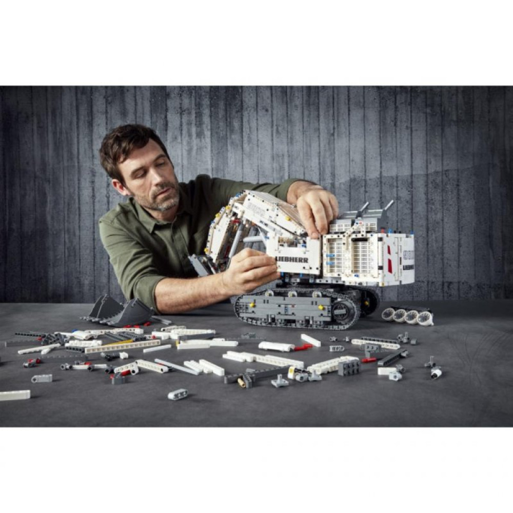 Конструктор LEGO Technic Экскаватор Liebherr R 9800 4108 деталей (42100)